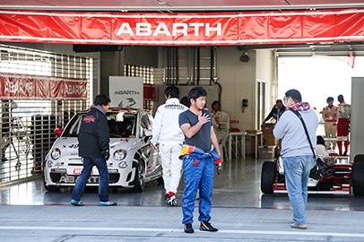 誰でもレーサー気分を味わえる。ABARTH オンリーの走行会をレポート!