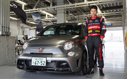 眞貝選手が語る『ABARTH 695 BIPOSTO』。鈴鹿サーキットにて、段違いの熟成度を味わう。