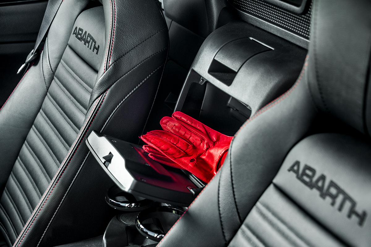 ドライブの快適性とデザイン性を両立。色気に満ちたナポリの手袋 