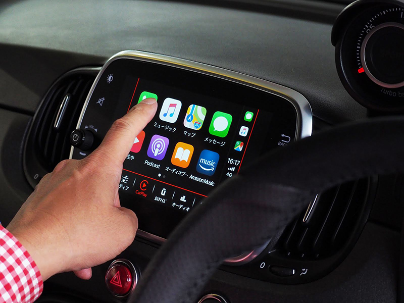 Apple CarPlayとAndroid Autoに対応したアバルト595のインフォテイン 