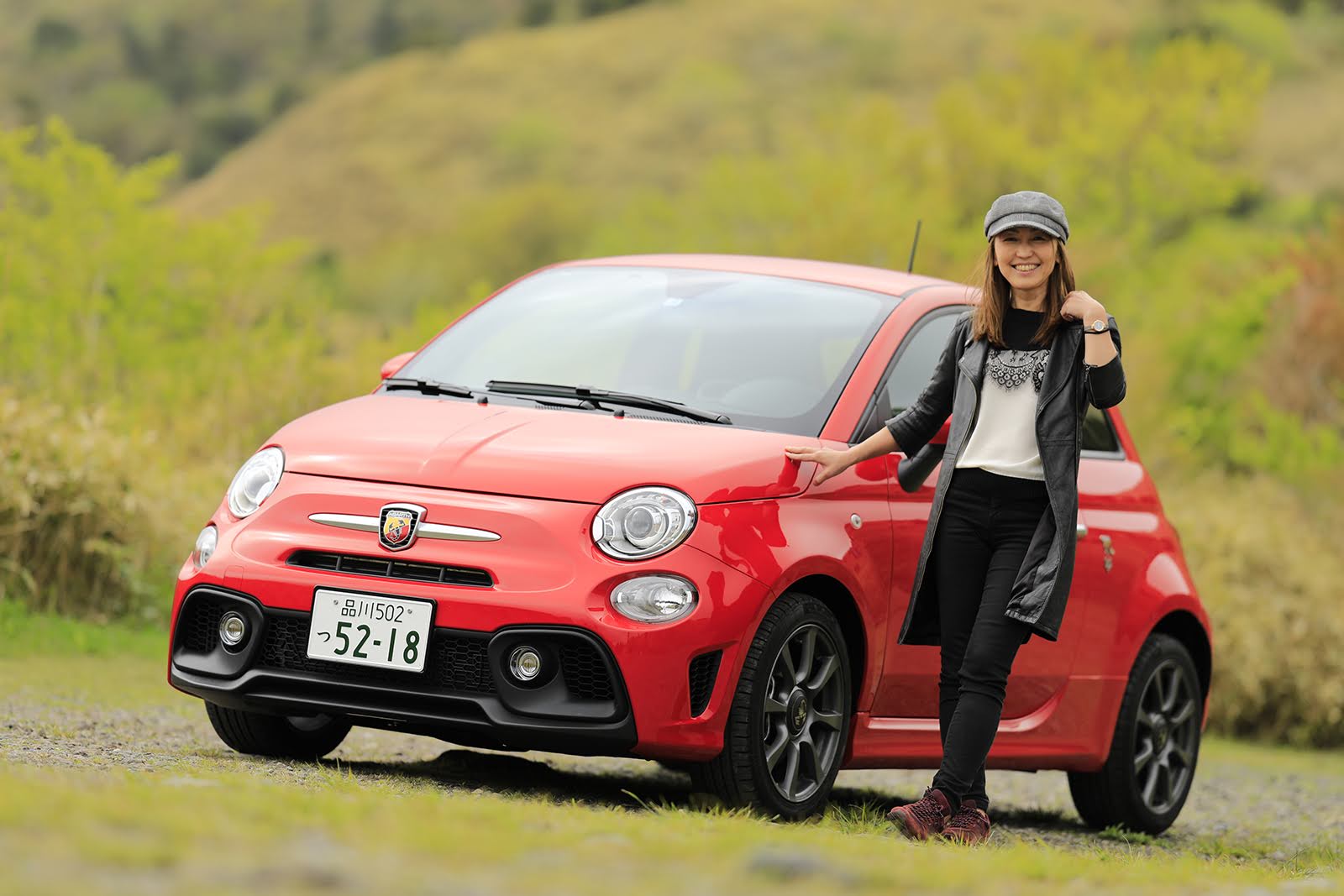 バイク乗りがアバルトに乗るとどう感じる!?　『バイク女子部 通信』の松崎さん「595」を試す