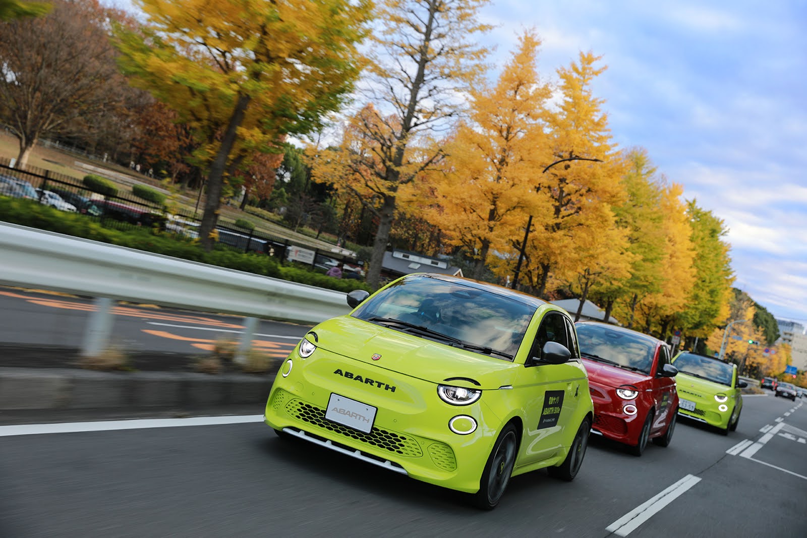 アバルト 500eがクリスマスを前に東京をキャラバン。渋谷・代官山・新宿エリアで街の視線を釘付けに