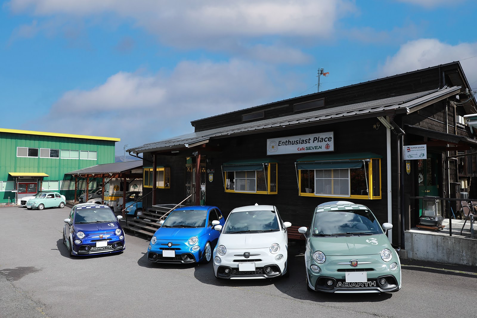 コーヒーとトーストだけで全国のクルマ好きが集う京都の聖地「カフェセブン」