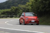 電動化してもアバルトらしさは健在。“サウンドジェネレーターの実力”を試す。